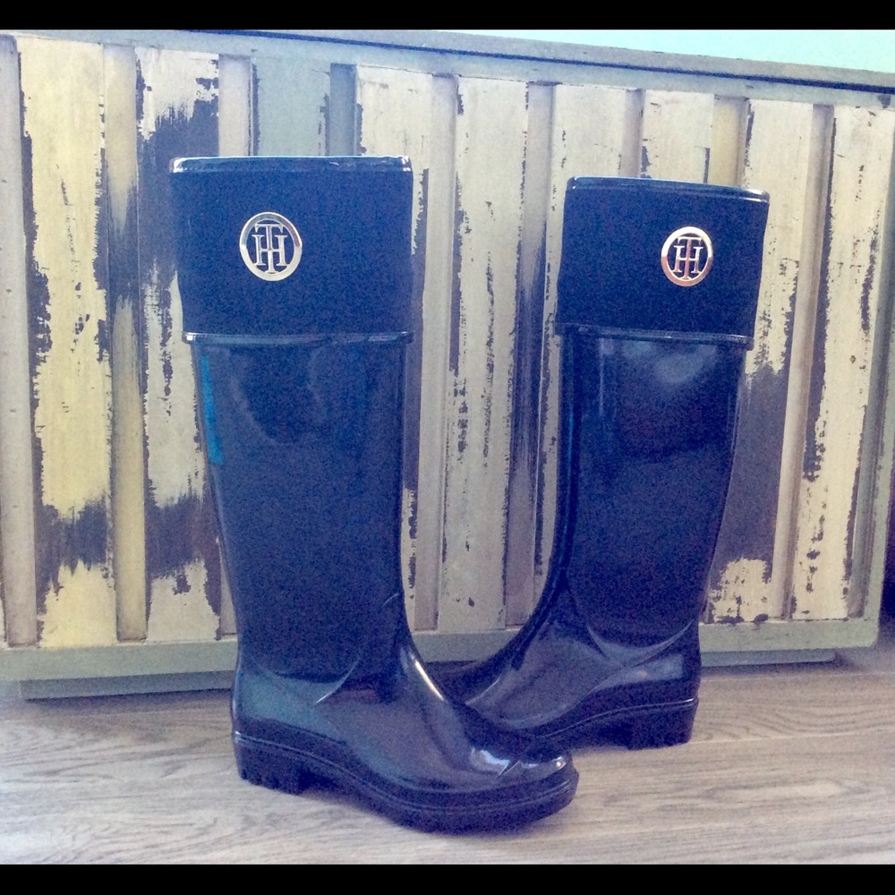 TOMMY HILFIGER BOOTS - Size 6